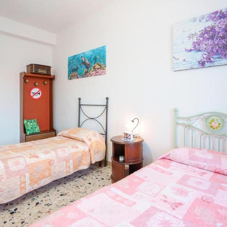 Cagliari Rooms -Wifi Air Conditioning Fridge Smart TV - Camera Doppia con Letti Singoli Spaziosa - 3
