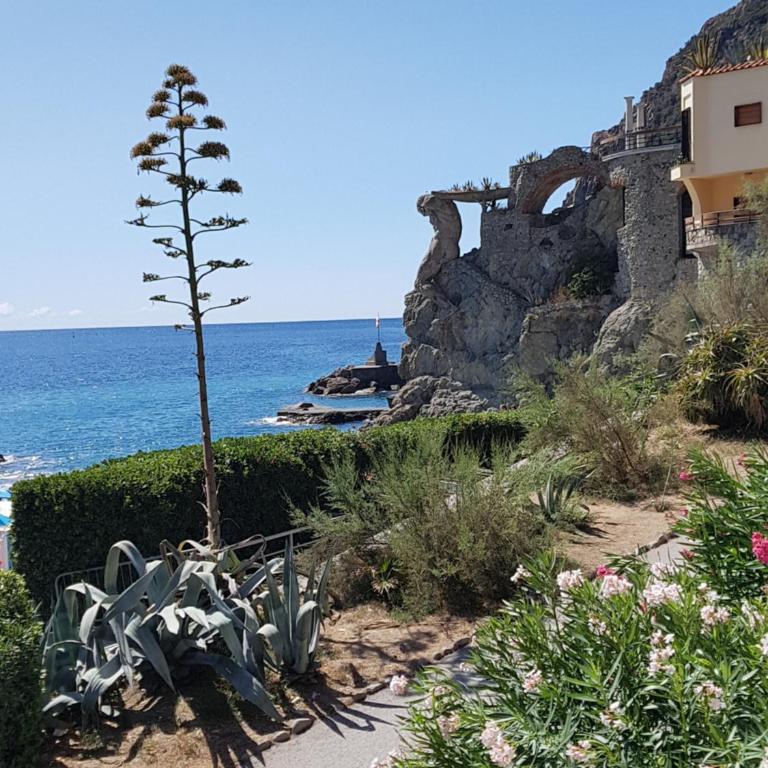 Wind Rose House - By the BEACH with AC Parking - Apartment - 6