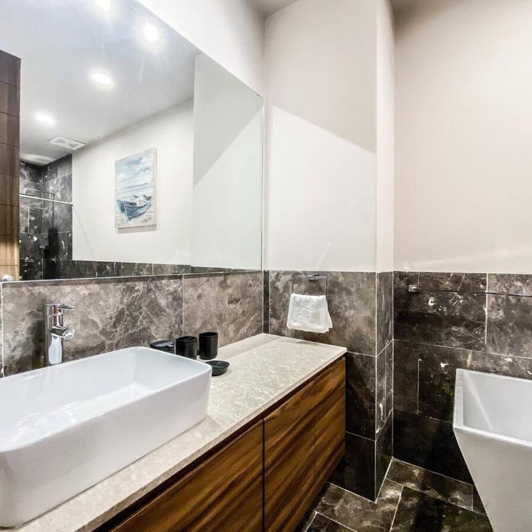 Luxurious and centric 3BD with pool and gym - Apartment - 14