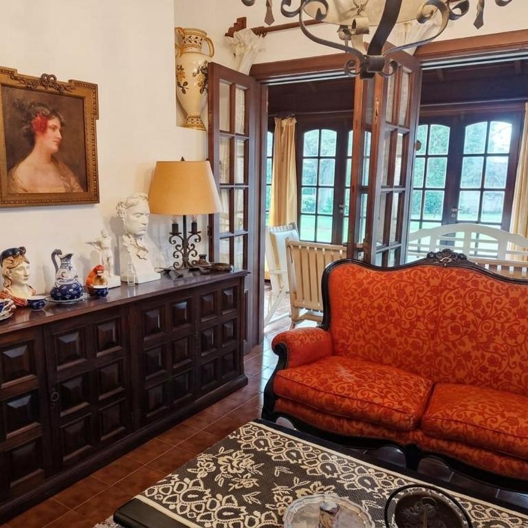 Casa de estilo clásico en City Bell, patio, 10 Pax - Casa de 4 dormitorios - 40