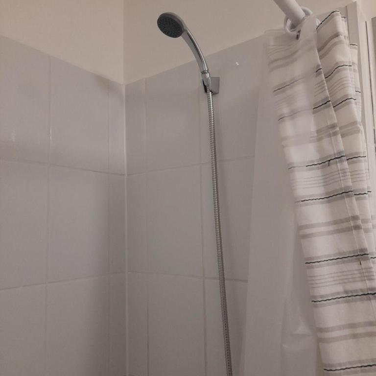Moderno y de ubicación céntrica, wifi, estacionamiento, ideal para 3 personas, máximo 4 - Three-Bedroom Apartment - 15