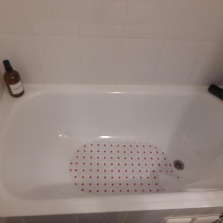 Moderno y de ubicación céntrica, wifi, estacionamiento, ideal para 3 personas, máximo 4 - Three-Bedroom Apartment - 20