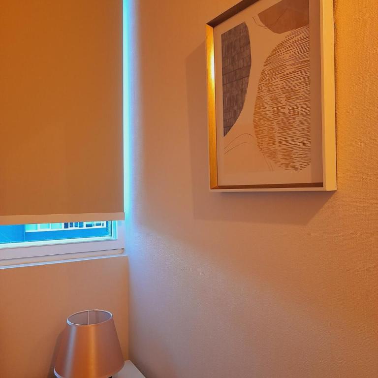 Moderno y de ubicación céntrica, wifi, estacionamiento, ideal para 3 personas, máximo 4 - Three-Bedroom Apartment - 32