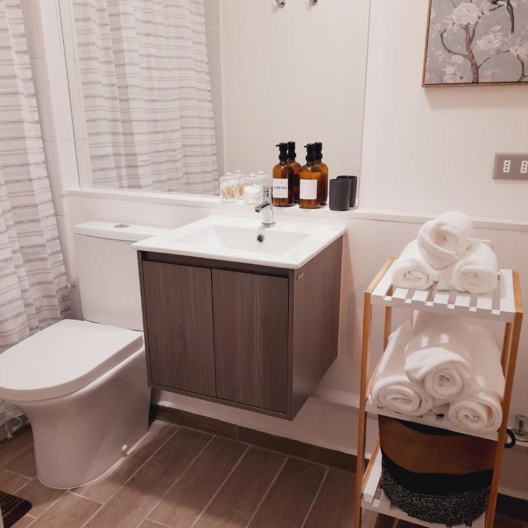 Moderno y de ubicación céntrica, wifi, estacionamiento, ideal para 3 personas, máximo 4 - Three-Bedroom Apartment - 33