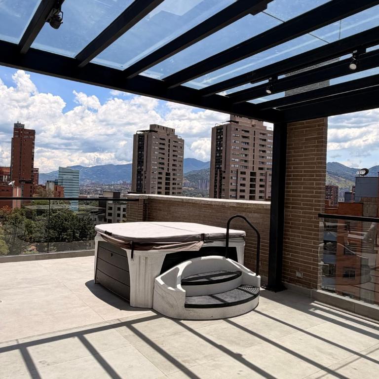 Altitud Medellín View Living - Suite with City View - 36