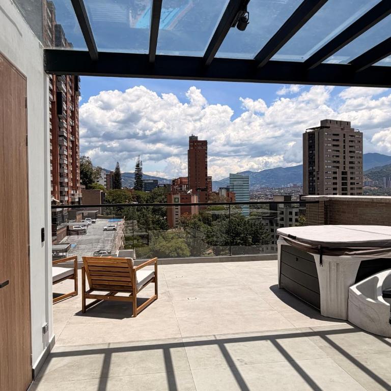 Altitud Medellín View Living - Suite with City View - 32