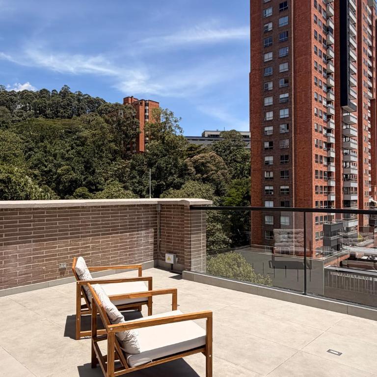 Altitud Medellín View Living - Suite with City View - 43