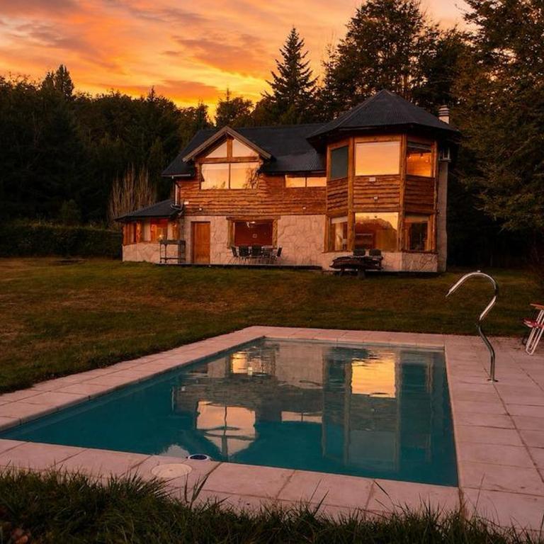 Casa Patagónica con Pileta - Jardín, Bosque y Montañas - Chalet de 3 dormitorios - 2