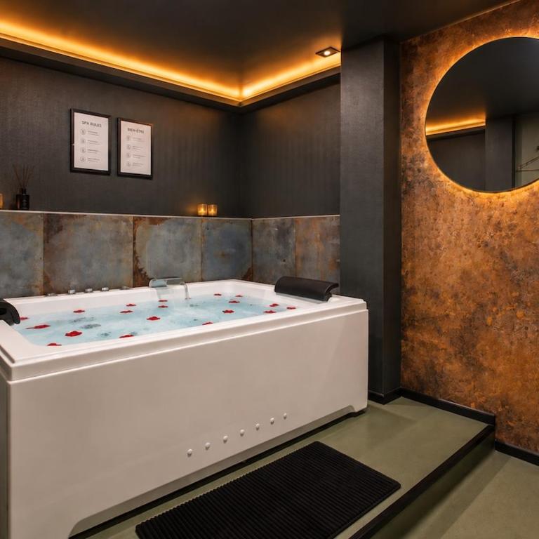 By OZC IMMO, Le Paradoxe - Jacuzzi - Deluxe Studio - 1