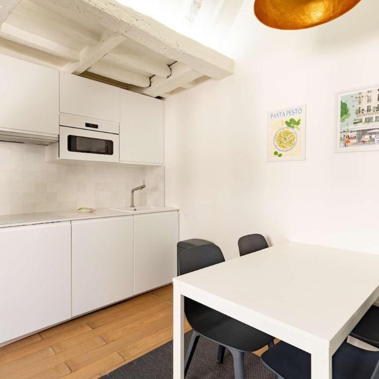 Parisian Charm Apt Steps from Notre-Dame - Appartement 2 Chambres - 9