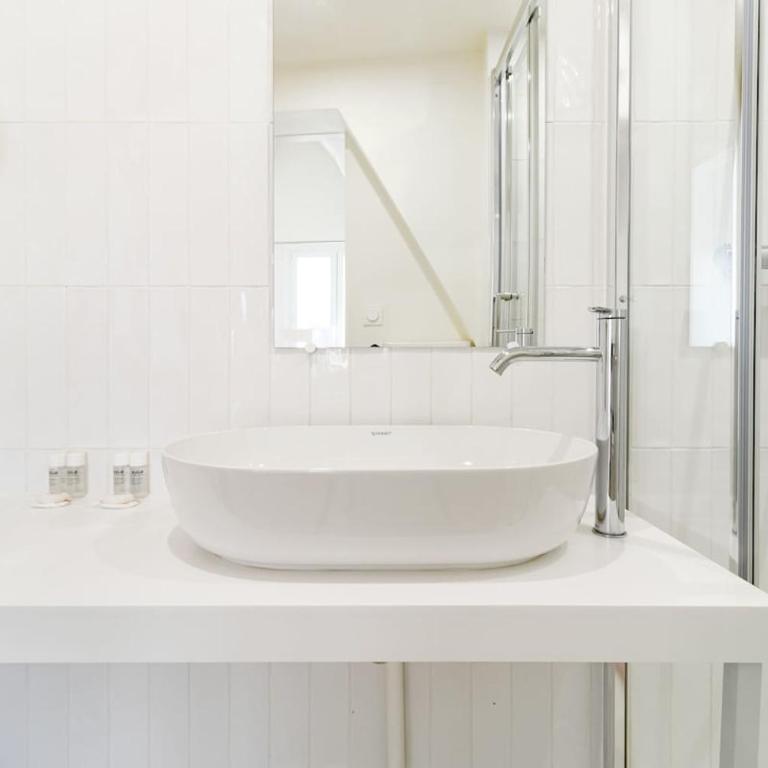 Parisian Charm Apt Steps from Notre-Dame - Appartement 2 Chambres - 11