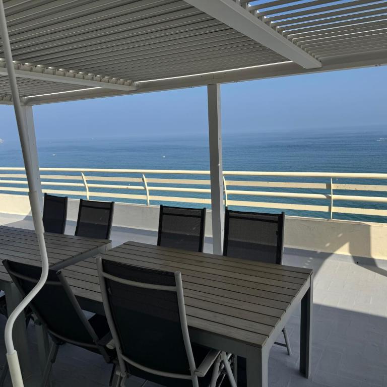 Impresionante ático en primera linea de playa - Three-Bedroom Apartment - 20