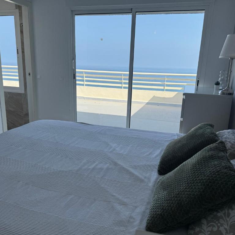 Impresionante ático en primera linea de playa - Three-Bedroom Apartment - 23