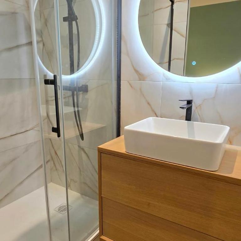 Le Magnifique, 15 personnes, garage, 3 minutes à pied du sanctuaire et gare - Appartement - 7