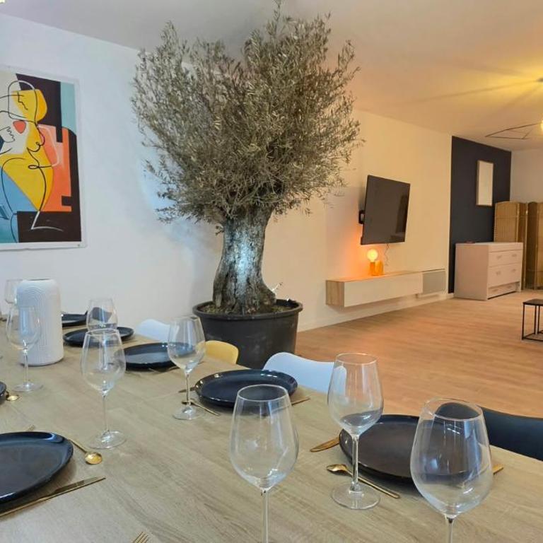 Le Magnifique, 15 personnes, garage, 3 minutes à pied du sanctuaire et gare - Appartement - 4