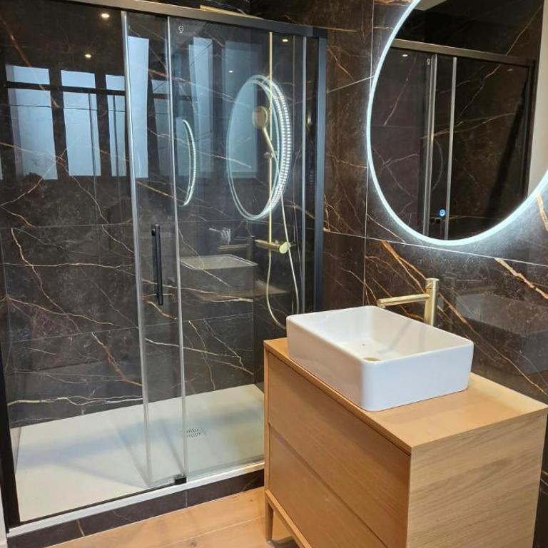 Le Magnifique, 15 personnes, garage, 3 minutes à pied du sanctuaire et gare - Appartement - 11