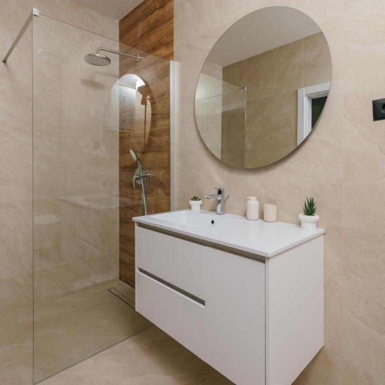 Apartments Seven - 30 Steps from the Beach with Private Parking - Deluks Studio sa Queen Krevetom - 1