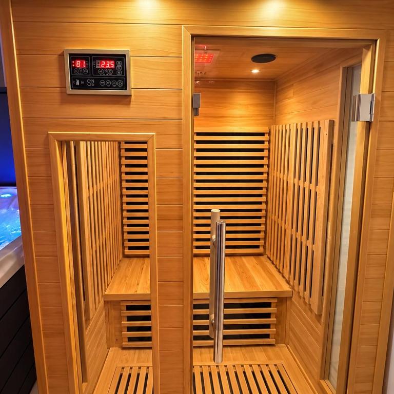 Eaux Spa Rive Droite - Zimmer mit Queensize-Bett und Whirlpool-Badewanne - 9