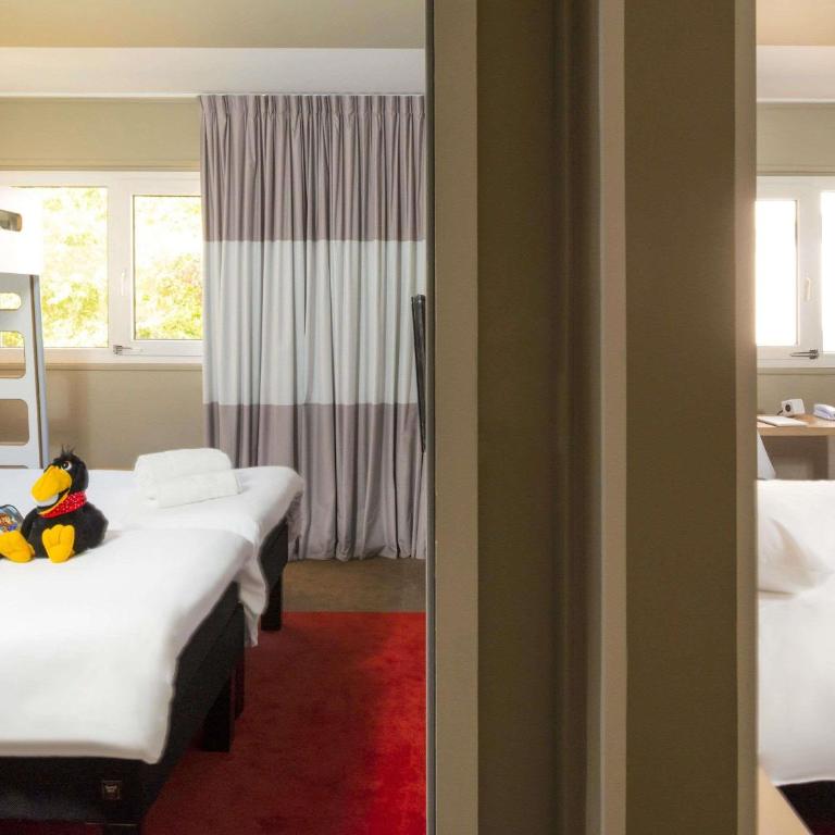 ibis Caen Porte d’Angleterre - Suite Familiale avec 1 Grand Lit et 3 Lits Simples - 4
