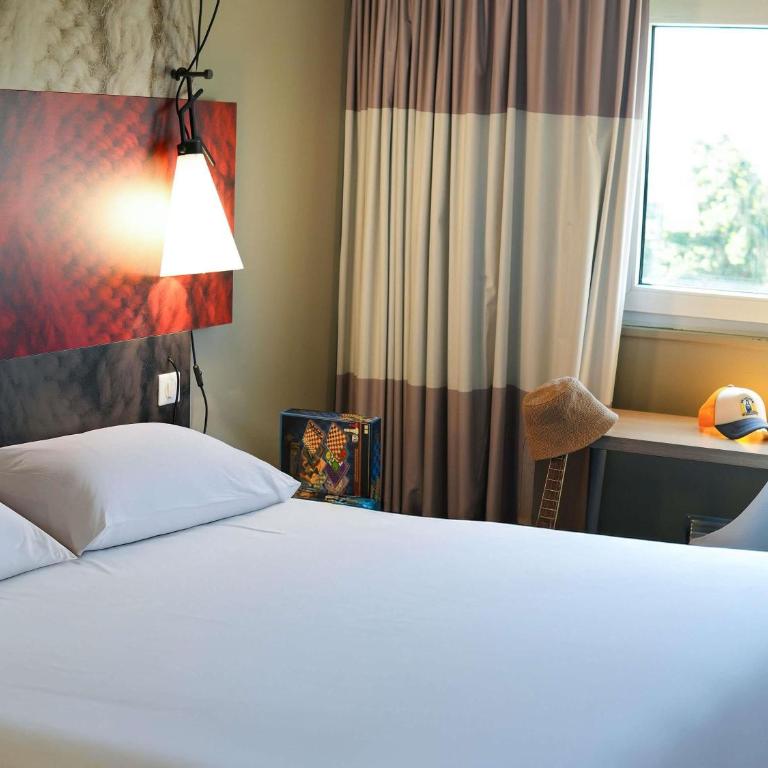 ibis Caen Porte d’Angleterre - Suite Familiale avec 1 Grand Lit et 3 Lits Simples - 5