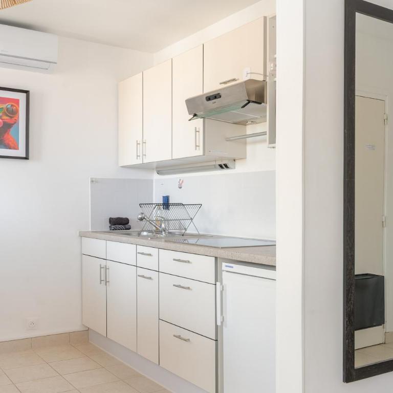 Cozy Retreat with Balcony - Lyon Train Station - One-Bedroom Apartment - 11