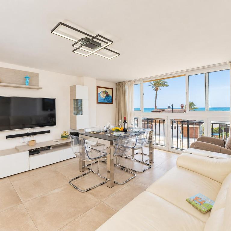 Cubo's Estepona Oceanview Apartment & Free Parking - Apartment - 1