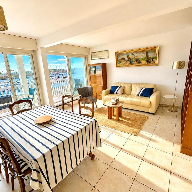 Bright apartment with balcony - Two-Bedroom Apartment - 5