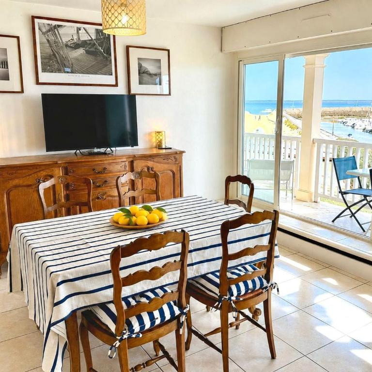 Bright apartment with balcony - Two-Bedroom Apartment - 6