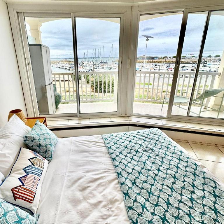 Bright apartment with balcony - Two-Bedroom Apartment - 11