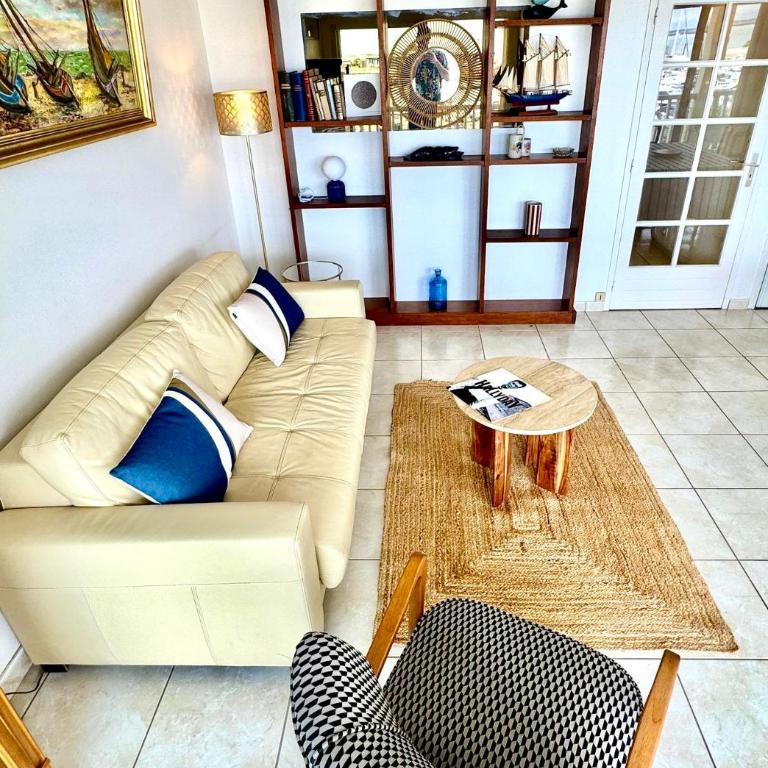 Bright apartment with balcony - Two-Bedroom Apartment - 13
