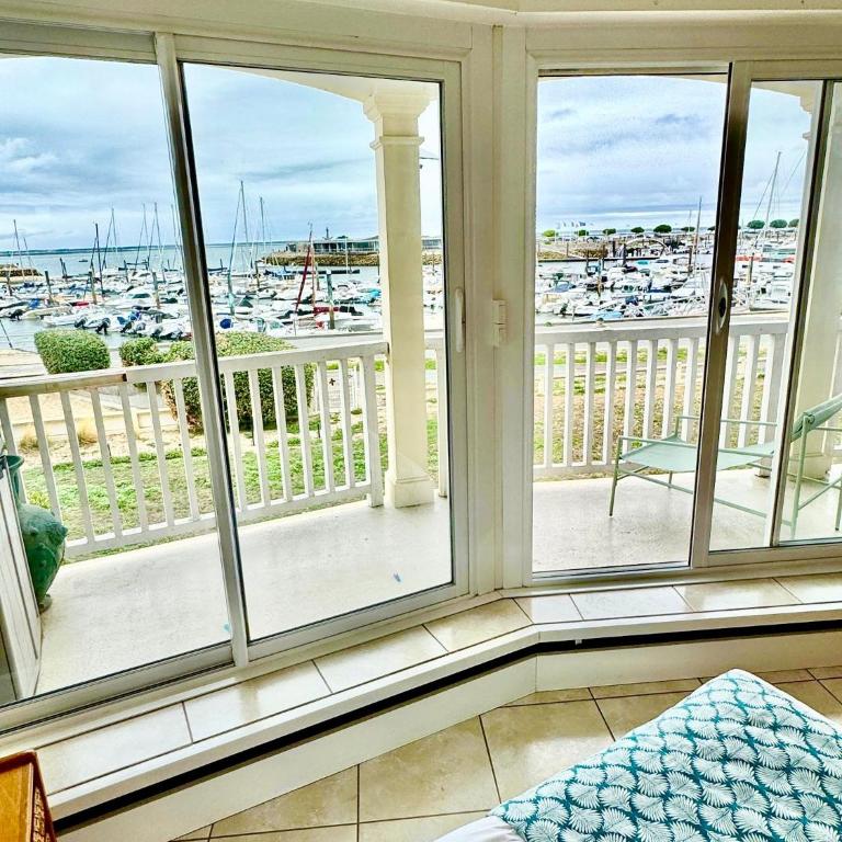 Bright apartment with balcony - Two-Bedroom Apartment - 16