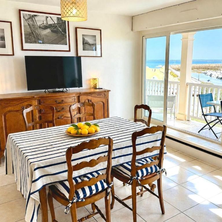 Bright apartment with balcony - Two-Bedroom Apartment - 21