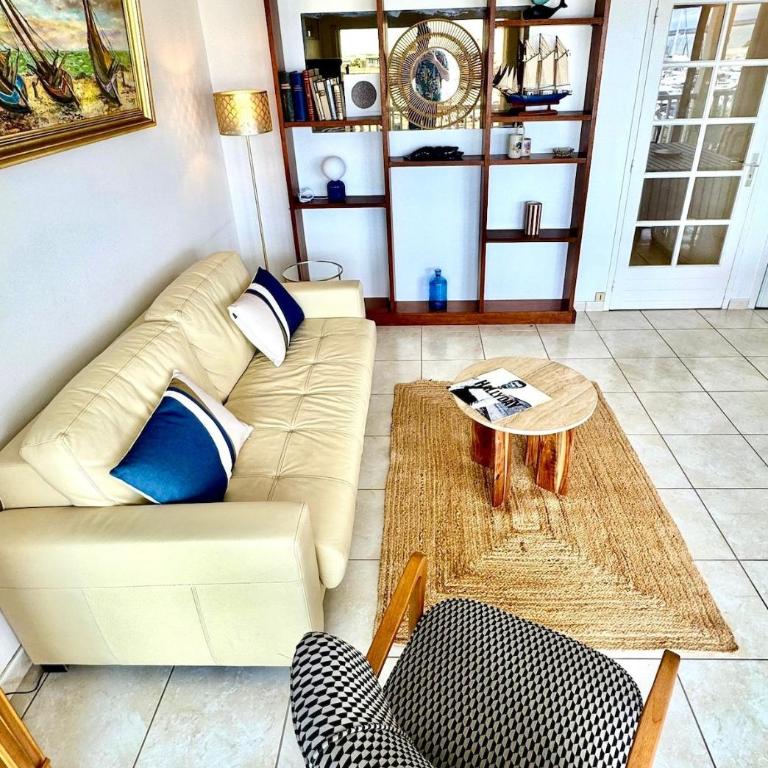Bright apartment with balcony - Two-Bedroom Apartment - 25