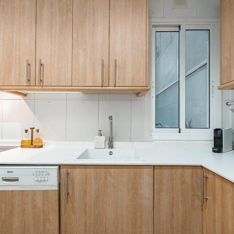 Elegant Stay at Sagrada Familia - Mallorca Street - Four-Bedroom Apartment with Balcony - 31