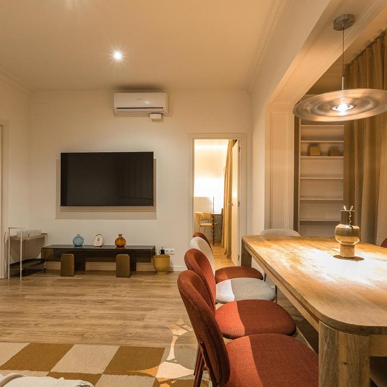 Elegant Stay at Sagrada Familia - Mallorca Street - Four-Bedroom Apartment with Balcony - 4