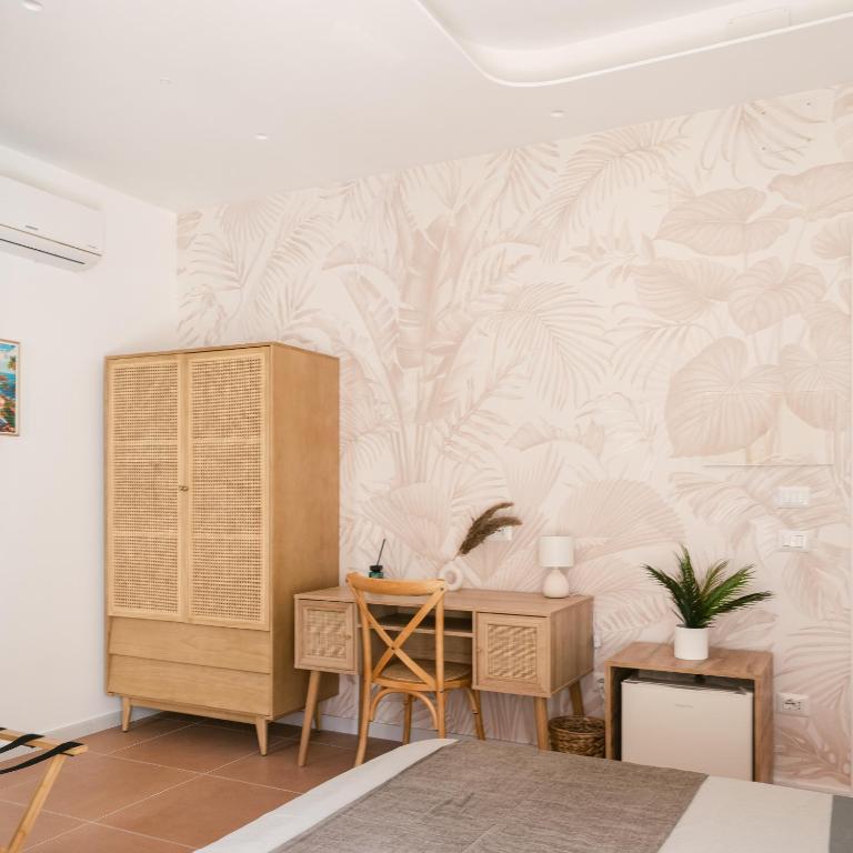 Calima Guest House - King Room with Balcony - 11