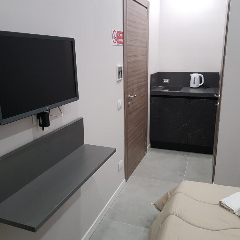 Your Home in Naples - Standard Queen Room - 10