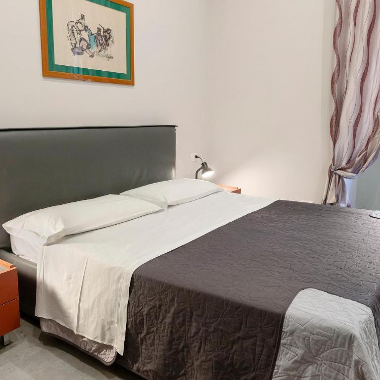 Your Home in Naples - Standard Queen Room - 8