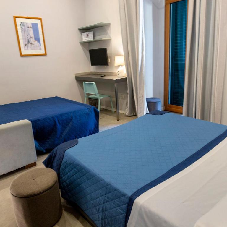 Your Home in Naples - Quadruple Room with Shower - 10