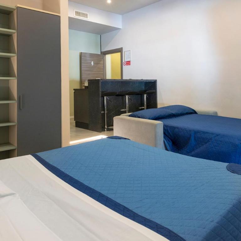 Your Home in Naples - Quadruple Room with Shower - 11