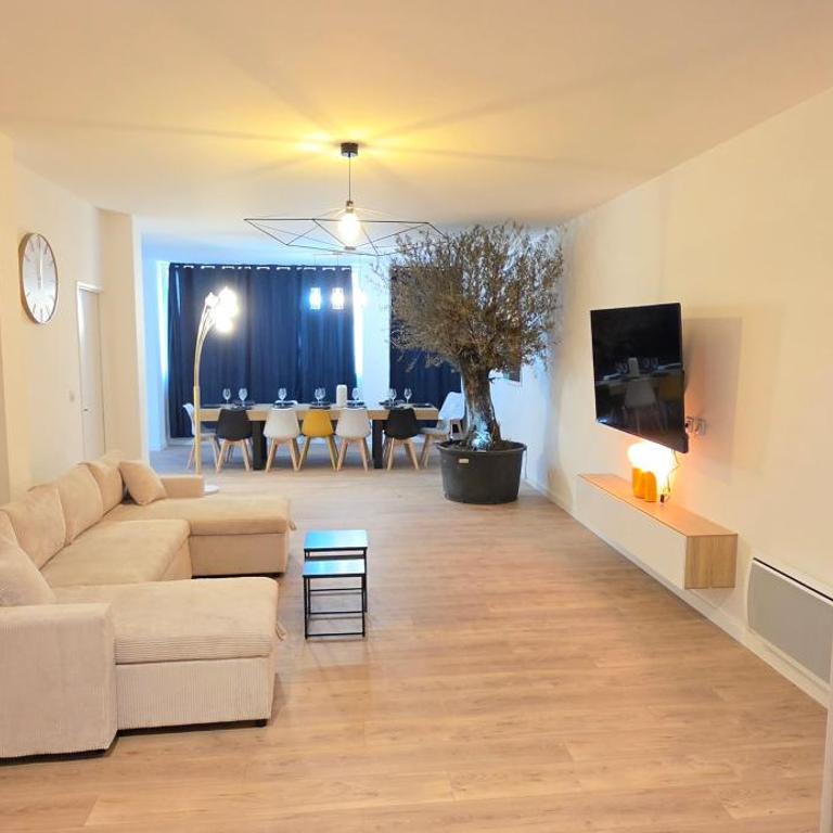 Le Magnifique, 15 personnes, garage, 3 minutes à pied du sanctuaire et gare - Appartement - 29