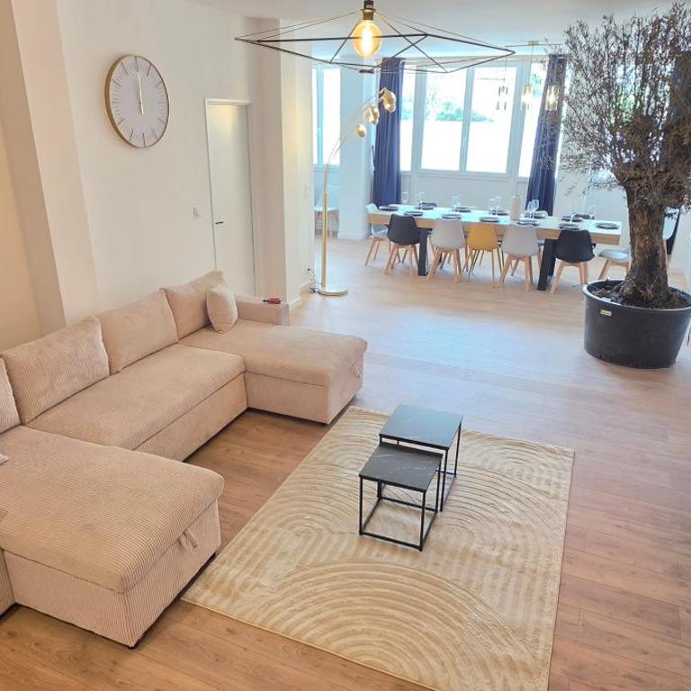 Le Magnifique, 15 personnes, garage, 3 minutes à pied du sanctuaire et gare - Appartement - 2
