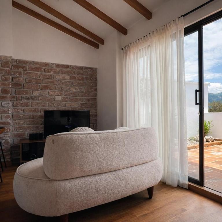 Big relaxing balcony in colonial downtown - One-Bedroom Apartment - 6
