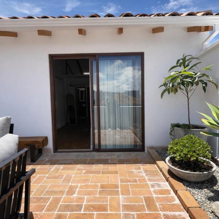 Big relaxing balcony in colonial downtown - One-Bedroom Apartment - 8