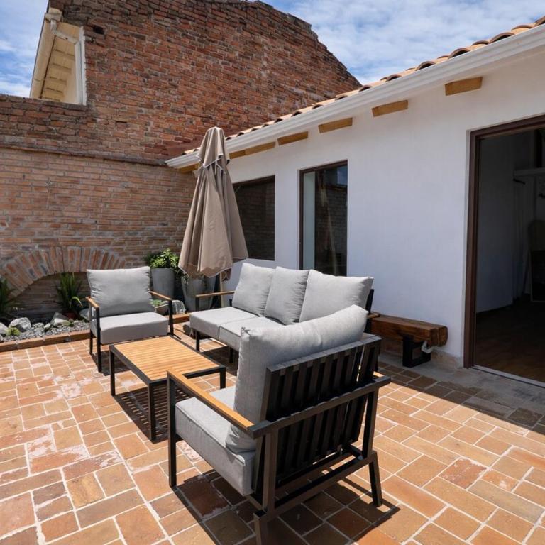 Big relaxing balcony in colonial downtown - One-Bedroom Apartment - 9