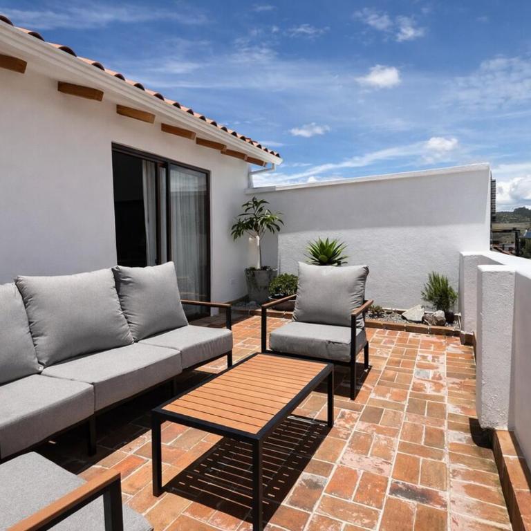 Big relaxing balcony in colonial downtown - One-Bedroom Apartment - 11