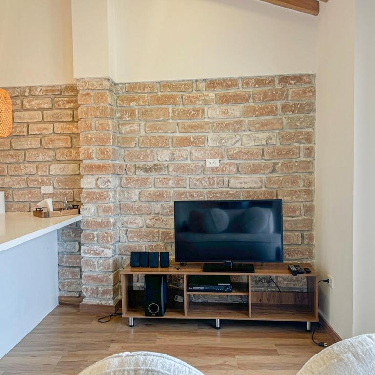 Big relaxing balcony in colonial downtown - One-Bedroom Apartment - 14