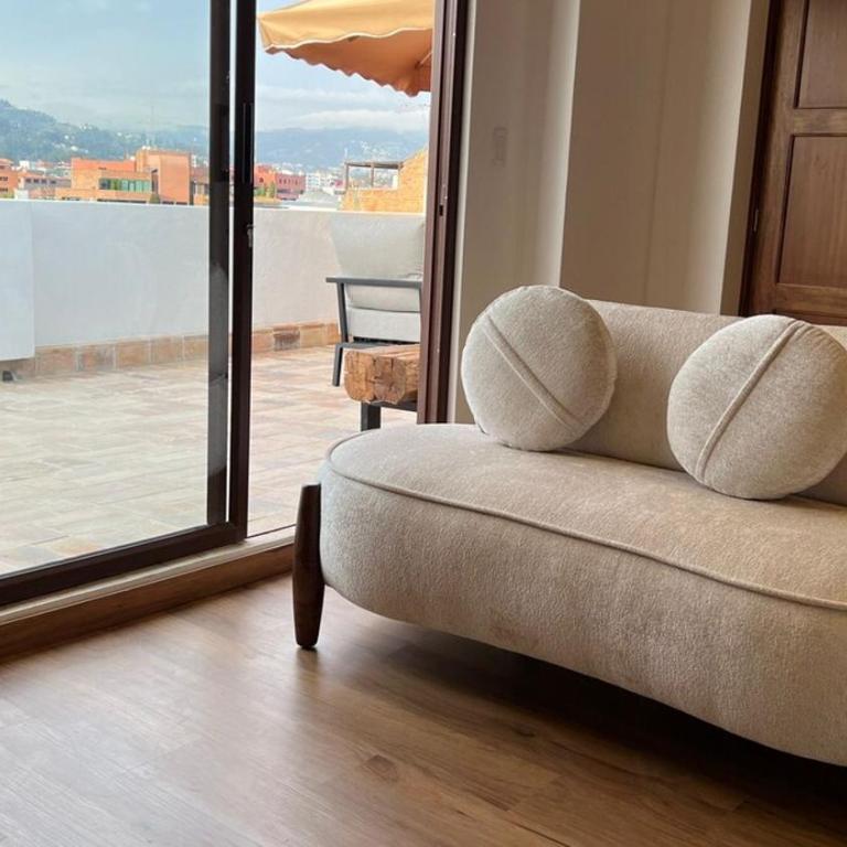 Big relaxing balcony in colonial downtown - One-Bedroom Apartment - 21