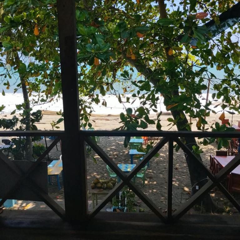 Hostal Paraíso & Vibra Restobar - Habitación Doble con balcón y vistas al mar - 3