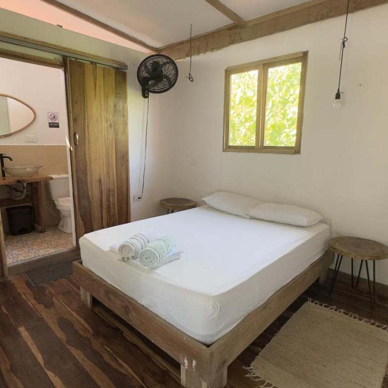 Hostal Paraíso & Vibra Restobar - Habitación Doble con balcón y vistas al mar - 2